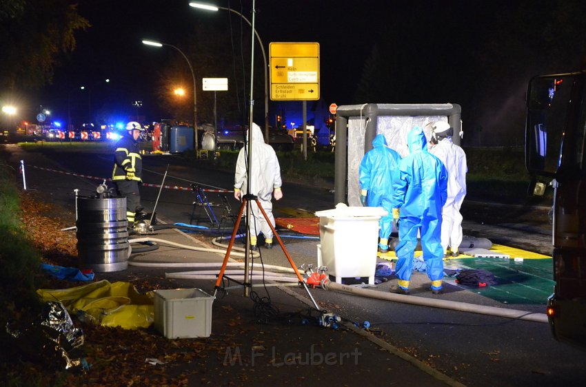 VU Tanklastzug umgestuerzt Huerth Industriestr P132.JPG